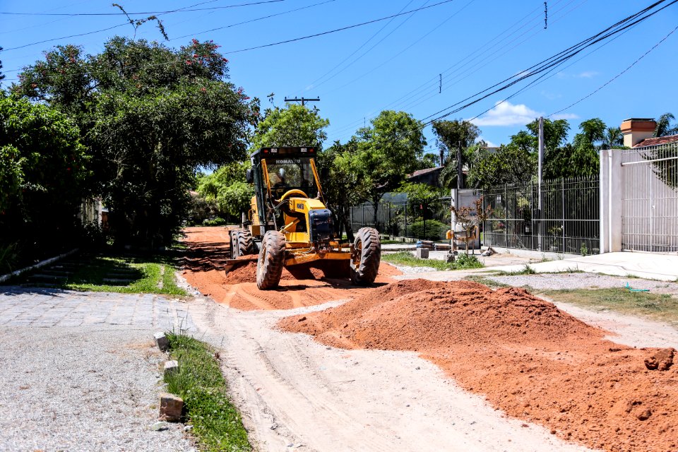 22.11.2017 - Colocação de saibro na rua Novo Hamburgo no bairro Laranjal