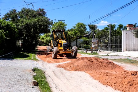 22.11.2017 - Colocação de saibro na rua Novo Hamburgo no bairro Laranjal