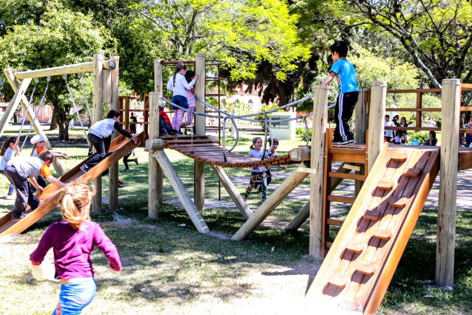 22.11.2017 - Novos bancos e brinquedos no Parque Baronesa