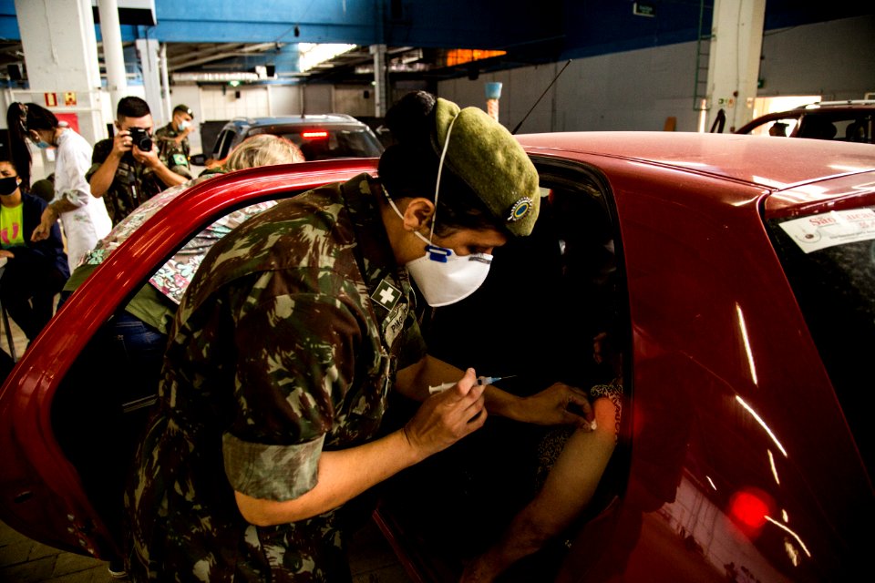 02.04.2021 - Drive-thru para 1ª dose dos idosos com 67+ anos - Foto: Gustavo Vara