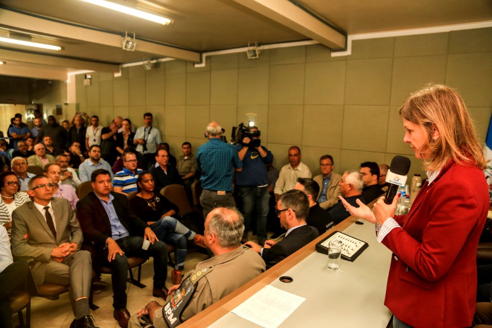 30.11.2017 - Prefeita Paula Mascarenhas na entrega e apresentação do código de convivência aos vereadores