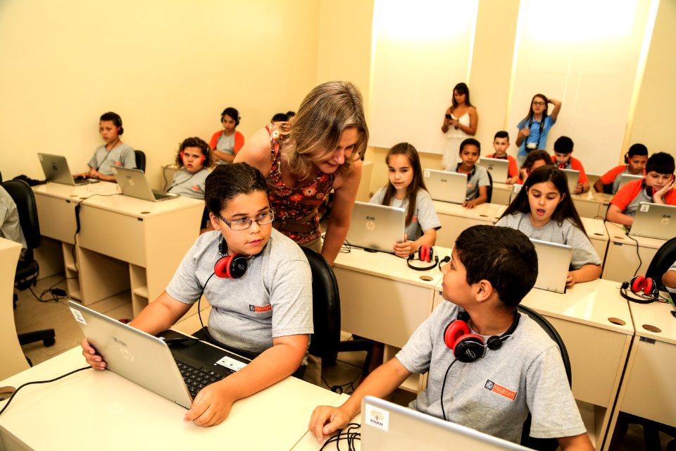 15.12.2017 - Prefeita Paula Mascarenhas e o vice Idemar Barz durante entrega do laboratório de Khan Academy da Escola Municipal Ensino Fundamental Carlos Laquintinie