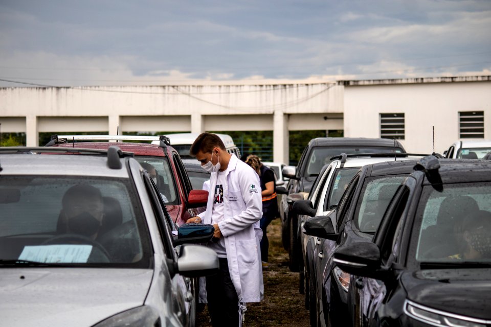 11.04.2021 - Drive-thru de vacinação para idosos com 61 anos - Foto Michel Corvello