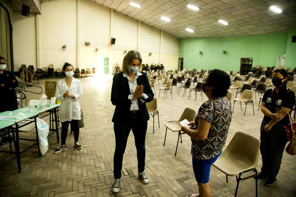 13.04.2021 - Prefeita Paula Mascarenhas acompanha a vacinação no Colégio Municipal Pelotense - Foto: Gustavo Vara
