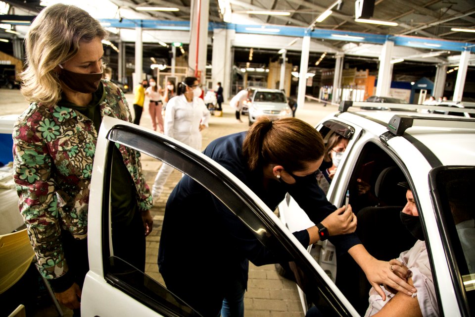 02.04.2021 - Drive-thru para 1ª dose dos idosos com 67+ anos - Foto: Gustavo Vara