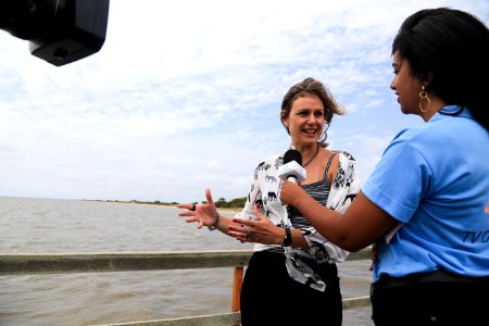 29.12.2017 - Prefeita Paula Mascarenhas durante visita e entrega da reforma do trapiche da praia do Laranjal