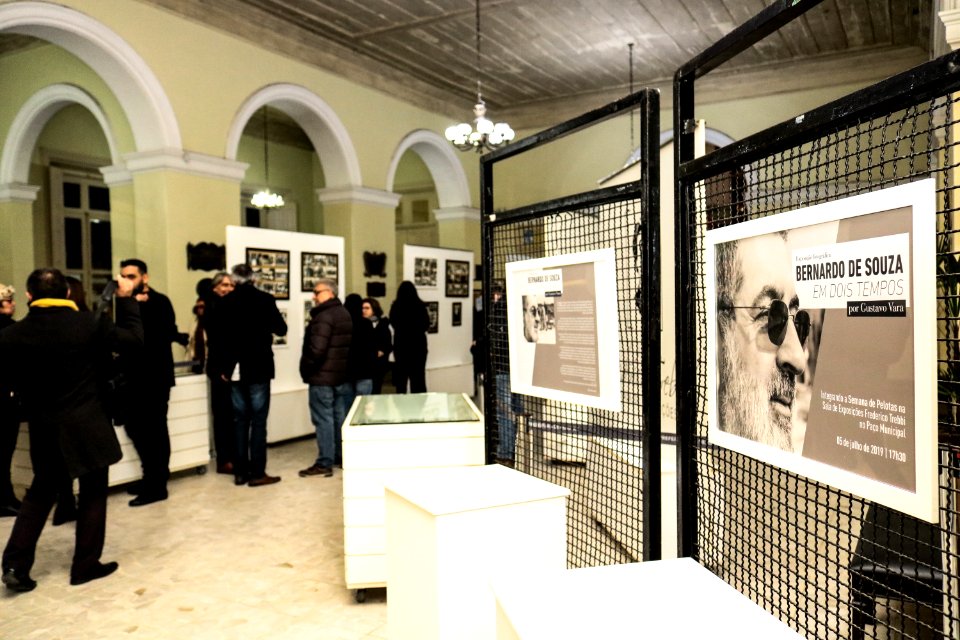 05.07.2019 - Prefeita Paula Mascarenhas e o vice Idemar Barz prestigiam a abertura da exposição fotográfica ‘Bernardo de Souza em dois tempos’ em homenagem ao ex-prefeito, com imagens do fotógrafo Gustavo Vara - Foto: Michel Corvello