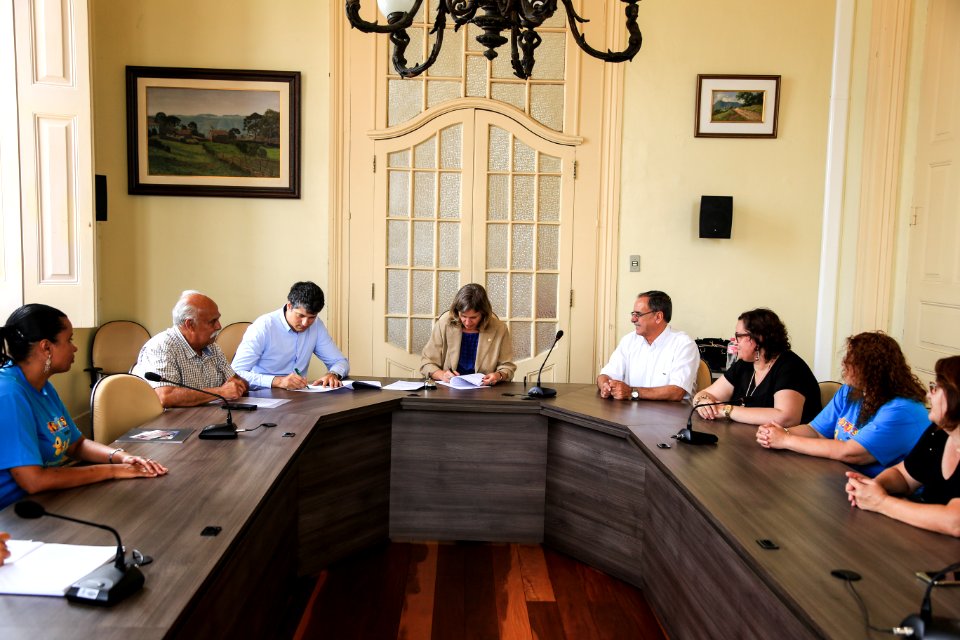 14.12.2017 - Prefeita Paula Mascarenhas durante assinatura do contrato de aluguel do novo prédio do centro de Autismo