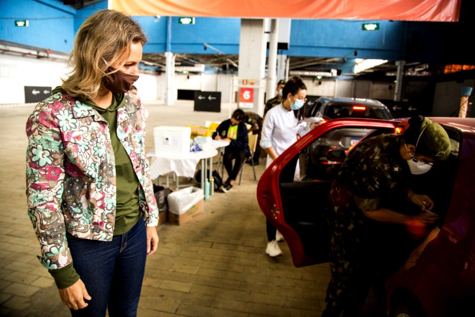 02.04.2021 - Drive-thru para 1ª dose dos idosos com 67+ anos - Foto: Gustavo Vara