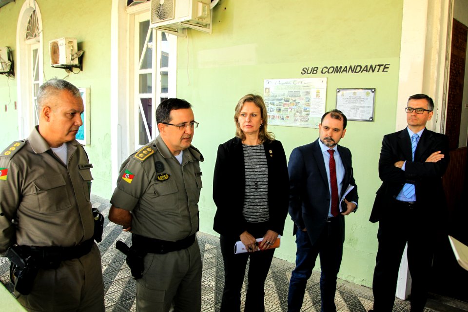 16.05.2018 - Prefeita Paula Mascarenhas, o Sub Comandante da Brigada Militar do RS e o chefe da Polícia Civil estadual durante o anúncio de reforço na segurança e policiamento - Foto: Gustavo Vara
