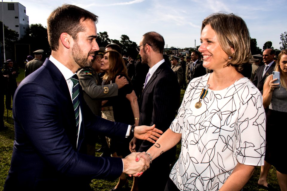 18.11.2019 - Porto Alegre/RS  - Prefeita Paula Mascarenhas é homenageada com a medalha 'Serviços Distintos' na cerimônia de passagem de comando-geral da Brigada Militar. Coronel Ikeda passa o comando para o coronel Rodrigo Mohr Picon - Foto: Gustavo Vara