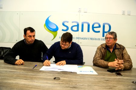11.07.2018 - Presidente do SANEP, Alexandre Garcia durante assinatura de contrato para as obras de drenagem no Laranjal e na Bento e da aquisição de maquinários e veículos anunciados na 26ª Fenadoce - Foto: Gustavo Vara