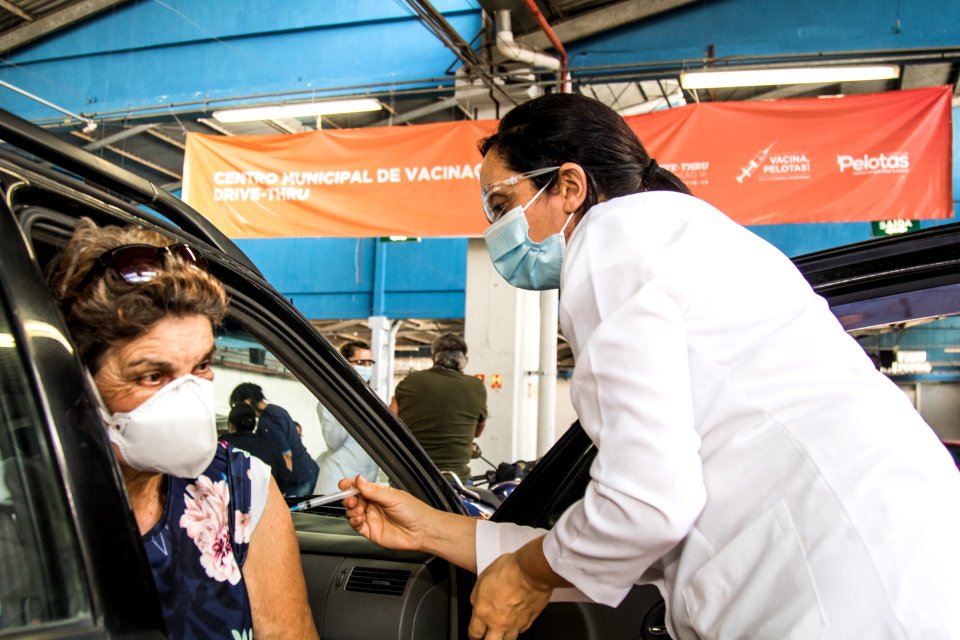 30.03.2021 - Drive-thru para 1ª dose dos idosos com 70 anos - Foto Michel Corvello