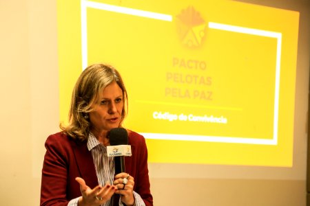 30.11.2017 - Prefeita Paula Mascarenhas na entrega e apresentação do código de convivência aos vereadores