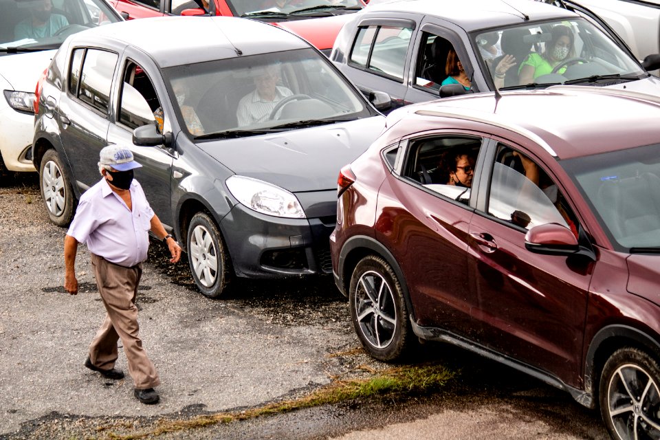 27.03.2021 - Drive-thru para 1ª dose dos idosos com 73 anos - Foto: Michel Corvello