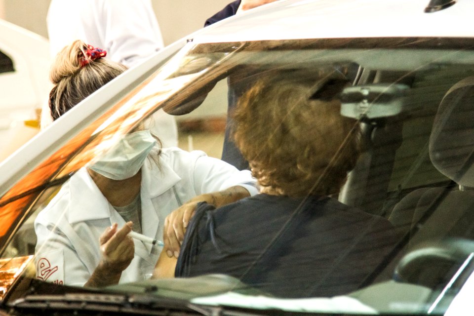 30.03.2021 - Drive-thru para 1ª dose dos idosos com 70 anos - Foto Michel Corvello