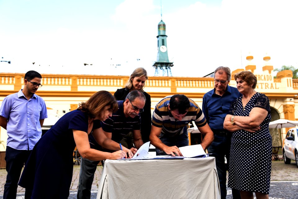 04.04.2018 - Prefeita Paula Mascarenhas e o vice Idemar Barz durante entrega de veículos para a frota da Secretaria de Educação e Desporto e assinatura do contrato de execução para a obra de ampliação e reforma da Escola Frederico Ozanan e Emei Henrique P