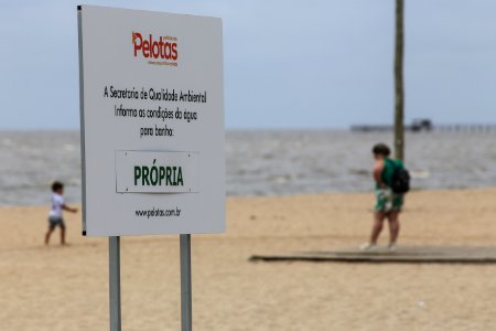 29.12.2017 - Prefeita Paula Mascarenhas durante visita e entrega da reforma do trapiche da praia do Laranjal