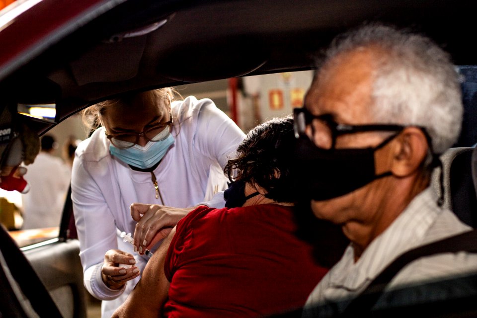28.03.2021 - Drive-thru para 1ª dose dos idosos com 72 anos - Foto Michel Corvello