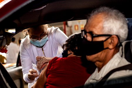 28.03.2021 - Drive-thru para 1ª dose dos idosos com 72 anos - Foto Michel Corvello