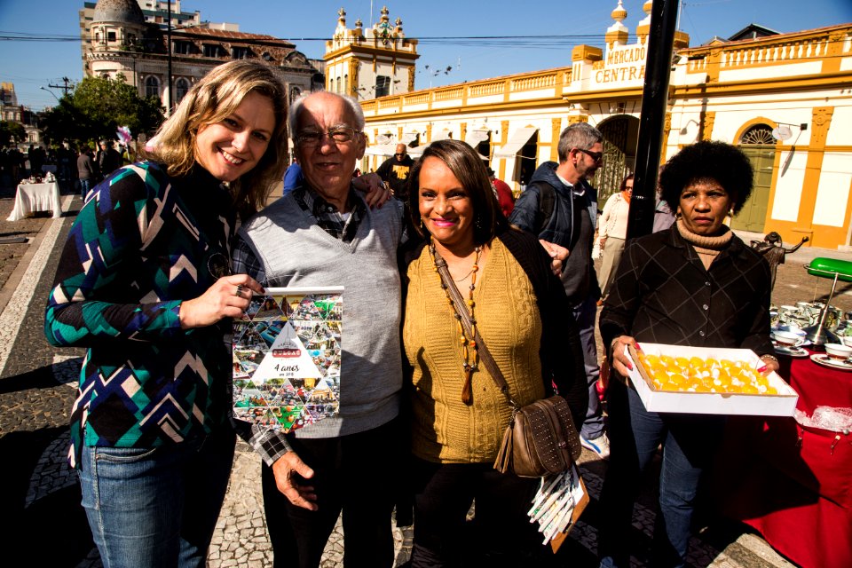 26.05.2018 - Prefeita Paula Mascarenhas cumprimenta expositores do Mercado das Pulgas pelo aniversário de quatro anos da feira - Foto: Gustavo Vara