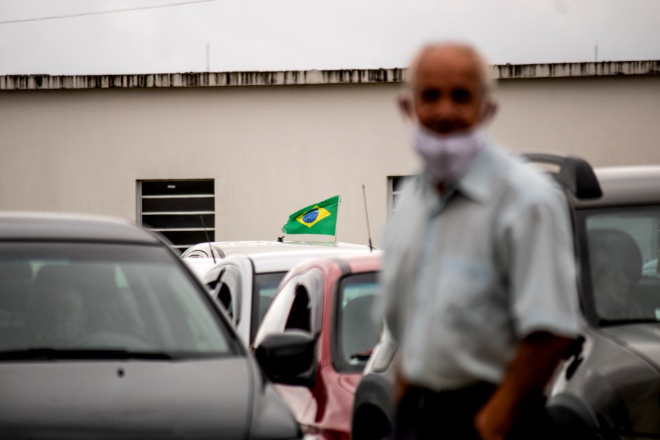 28.03.2021 - Drive-thru para 1ª dose dos idosos com 72 anos - Foto Michel Corvello