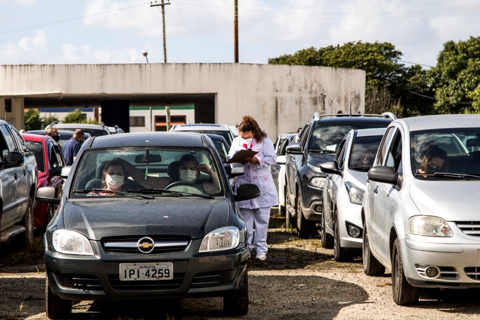 30.03.2021 - Drive-thru para 1ª dose dos idosos com 70 anos - Foto Michel Corvello