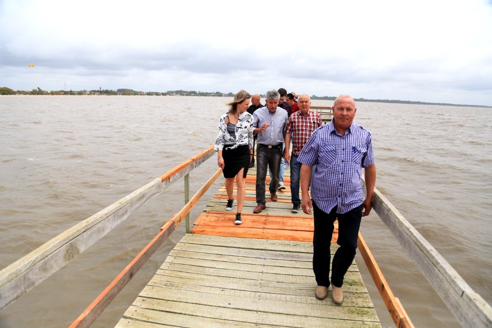 29.12.2017 - Prefeita Paula Mascarenhas durante visita e entrega da reforma do trapiche da praia do Laranjal