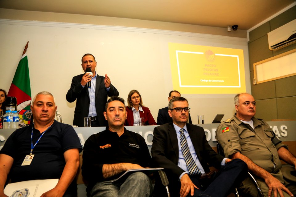 30.11.2017 - Prefeita Paula Mascarenhas na entrega e apresentação do código de convivência aos vereadores