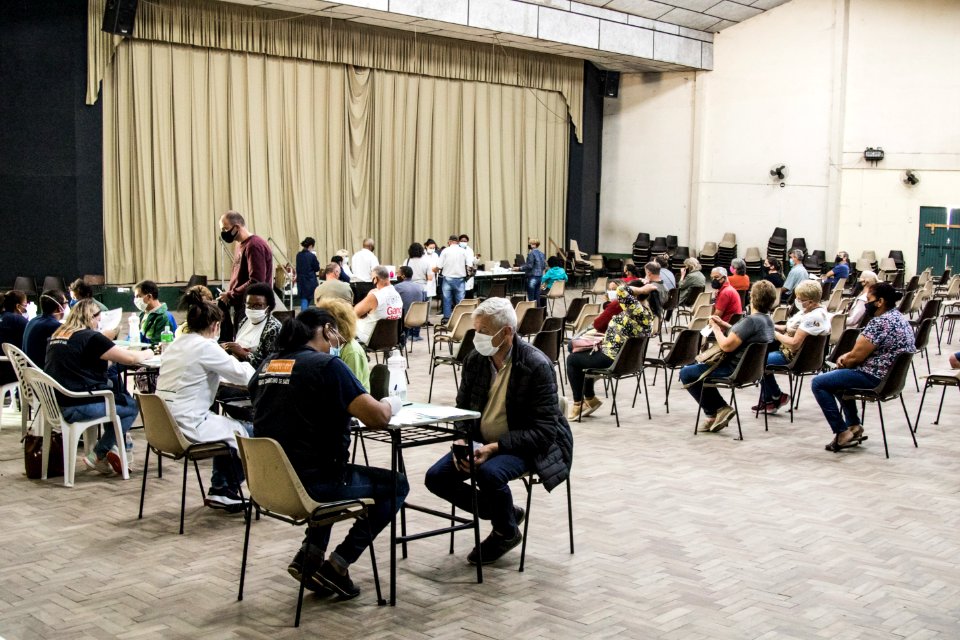 22.04.2021 - Drive para 2ª dose dos idosos de 75 anos e escolas para idosos de 60 anos - Foto Michel Corvello