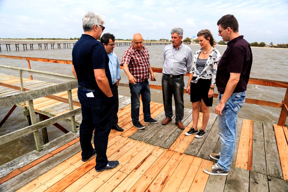 29.12.2017 - Prefeita Paula Mascarenhas durante visita e entrega da reforma do trapiche da praia do Laranjal
