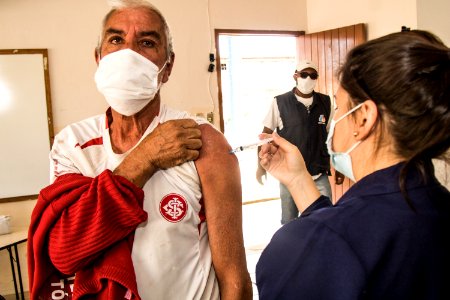 13.04.2021 - Vacinação de idosos com 63 anos nas escolas - Foto Michel Corvello