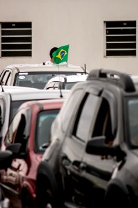 28.03.2021 - Drive-thru para 1ª dose dos idosos com 72 anos - Foto Michel Corvello