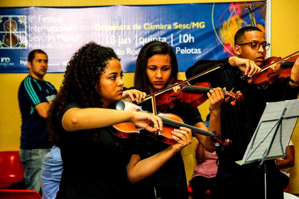 18.01.2018 - Orquestra de Câmara do Sesc/MG se apresenta na Rodoviária de Pelotas