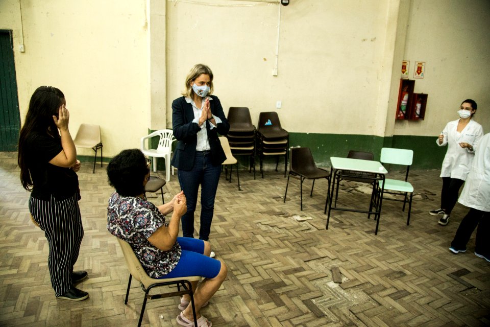 13.04.2021 - Prefeita Paula Mascarenhas acompanha a vacinação no Colégio Municipal Pelotense - Foto: Gustavo Vara