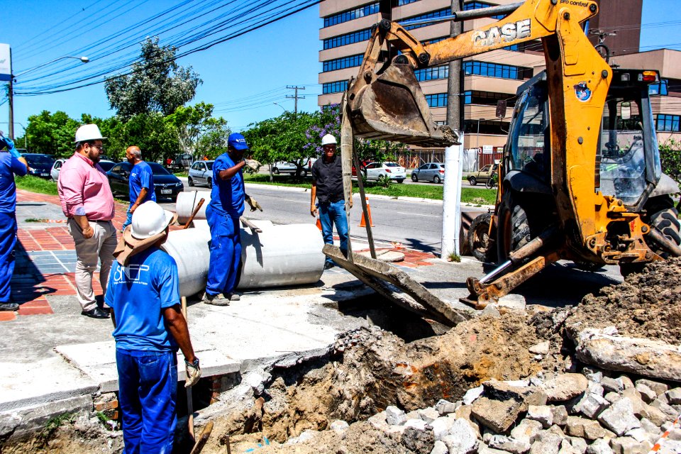 03.01.2017 - Construção de rede de drenagem na rua Candido de portinari- Areal