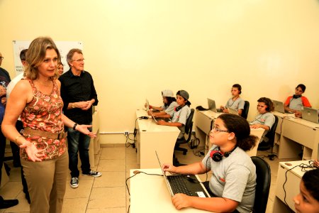 15.12.2017 - Prefeita Paula Mascarenhas e o vice Idemar Barz durante entrega do laboratório de Khan Academy da Escola Municipal Ensino Fundamental Carlos Laquintinie