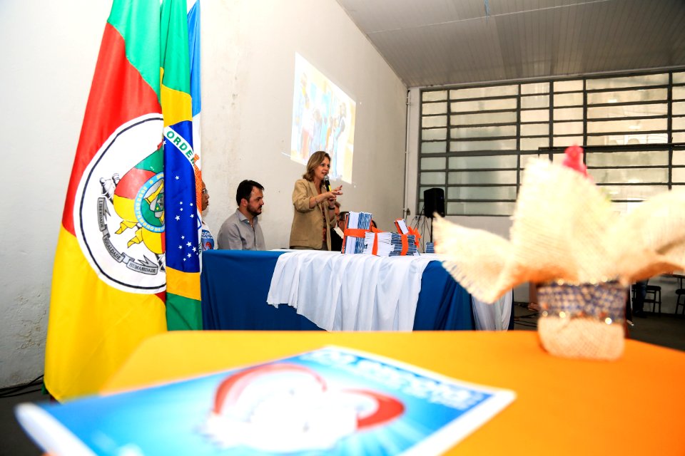 15.12.2017 - Prefeita Paula Mascarenhas e o vice Idemar Barz durante lançamento do livro "Da escola: uma proposta de paz"
