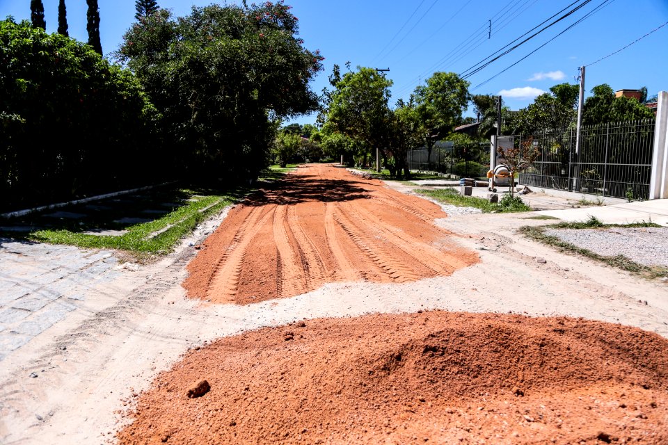22.11.2017 - Colocação de saibro na rua Novo Hamburgo no bairro Laranjal
