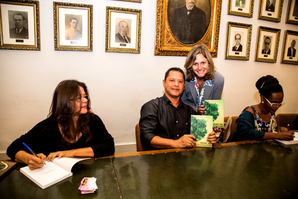 13.11.2017 - Prefeita Paula Mascarenhas prestigia o lançamento dos livros da Fundação Palmares na Bibliotheca Pública Pelotense