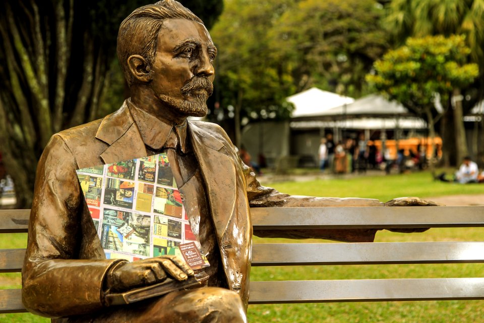 03.11.2017 - Estátua de Simões Lopes Neto, divulgação da programação da 45ª Feira do Livro de Pelotas