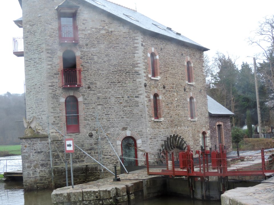 68DSCN6171 moulin  sa roue et l'écluse