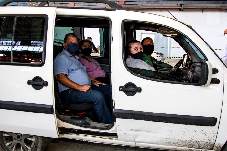 29.04.2021 - 2ª dose para idosos de 71 anos no drive-thru e 1° dose para profissionais de saúde no IFSul - Foto Michel Corvello