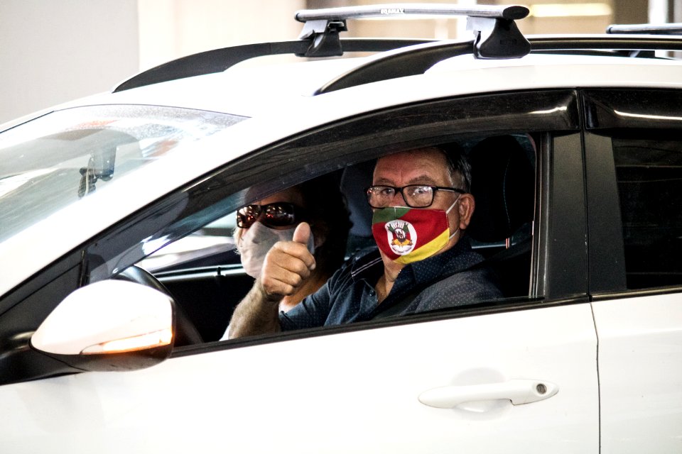 27.04.2021 - 2ª dose para idosos de 73 anos via drive-thru - Foto Michel Corvello