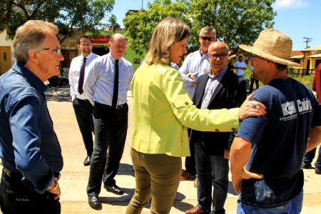 07.12.2017 - Prefeita Paula Mascarenhas e o vice Idemar Barz durante entrega das Ruas 04 e 29 do Bairro Dunas