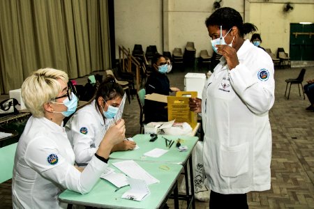 22.04.2021 - Drive para 2ª dose dos idosos de 75 anos e escolas para idosos de 60 anos - Foto Michel Corvello