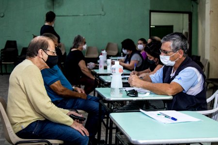 03.05.2021 -  2ª dose para idosos de 71 anos nas escolas - Foto Michel Corvello