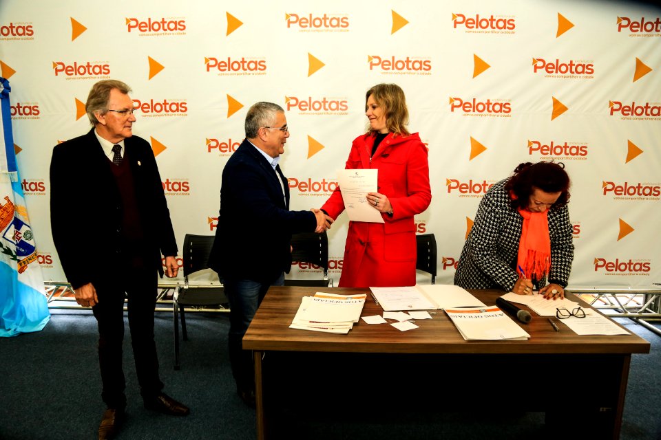 06.07.2018 - Prefeita Paula Mascarenhas e o vice Idemar Barz durante assinatura de leis “Instituição/ Cidadã(o) Emérita (o) - Foto: Gustavo Vara