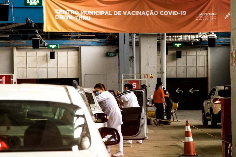 23.04.2021 - Segunda dose da vacinação 74 anos no drive e 74 75 e 76 nas escolas - Foto Michel Corvello