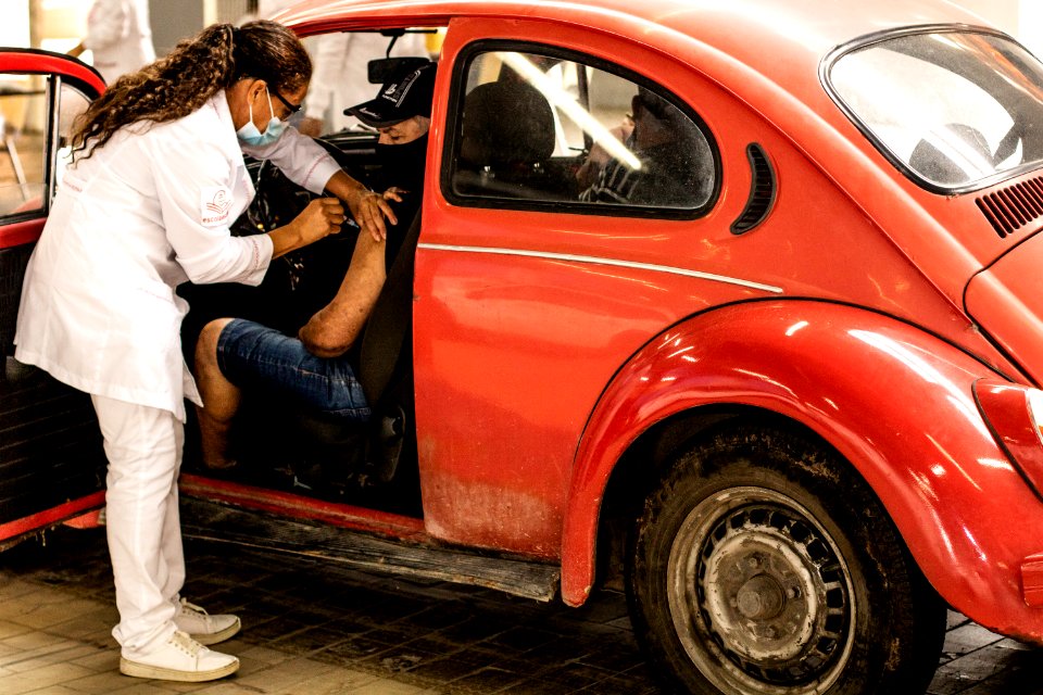 28.03.2021 - Drive-thru para 1ª dose dos idosos com 72 anos - Foto Michel Corvello